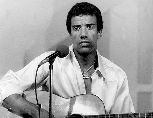 A ideia de movimento é uma constante ao longo das faixas do disco “A Tábua de Esmeralda”, lançado em 1974, há 50 anos, em termos quase apocalípticos