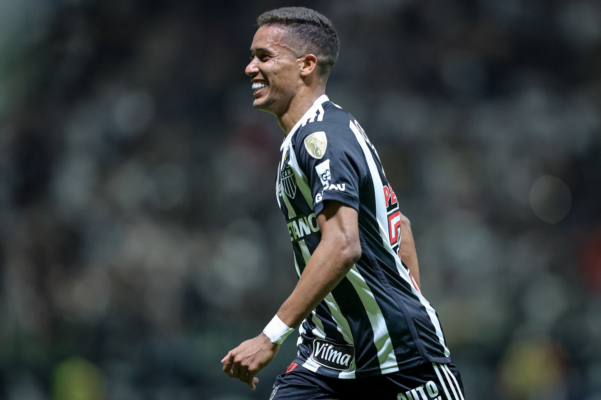 Pedrinho, meia do Atlético, comemora gol sobre o Caracas