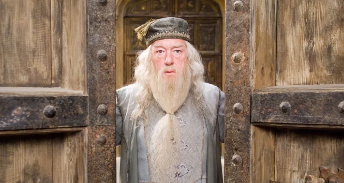 O ator Michael Gambon, mais conhecido por interpretar Alvo Dumbledore na franquia dos filmes "Harry Potter", morreu aos 82 anos nesta quinta-feira (28).