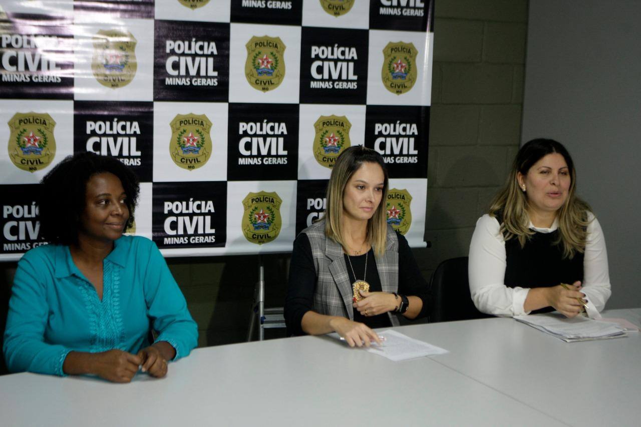 Delegada (no meio) deu detalhes do caso; mãe de Keke (de azul) participou da conversa com os jornalistas