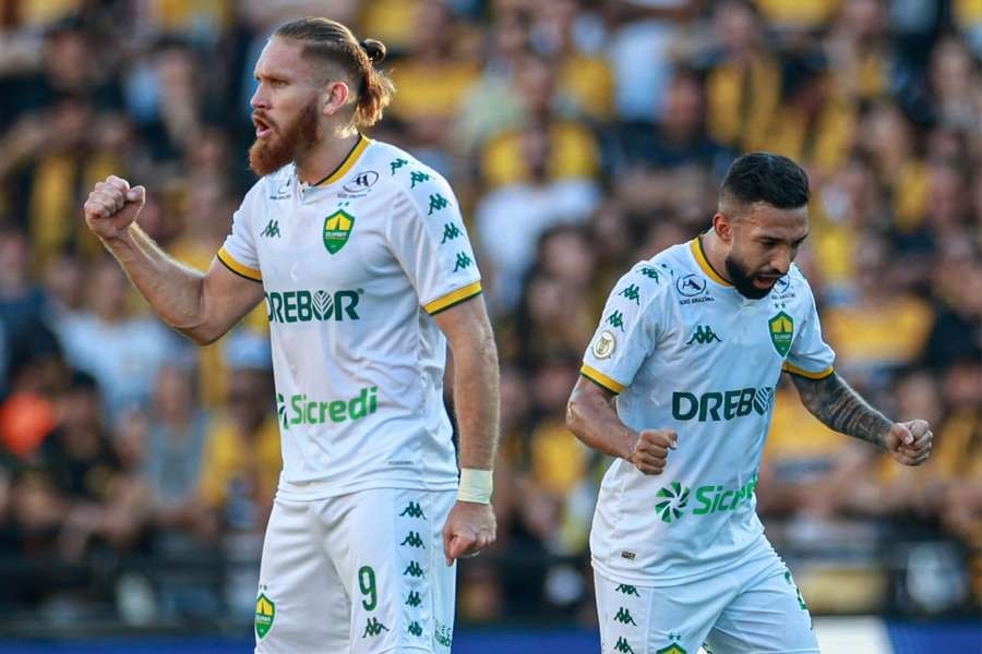 Atacante Isidro Pitta (esquerda), artilheiro do time na competição, não poderá enfrentar o Cruzeiro