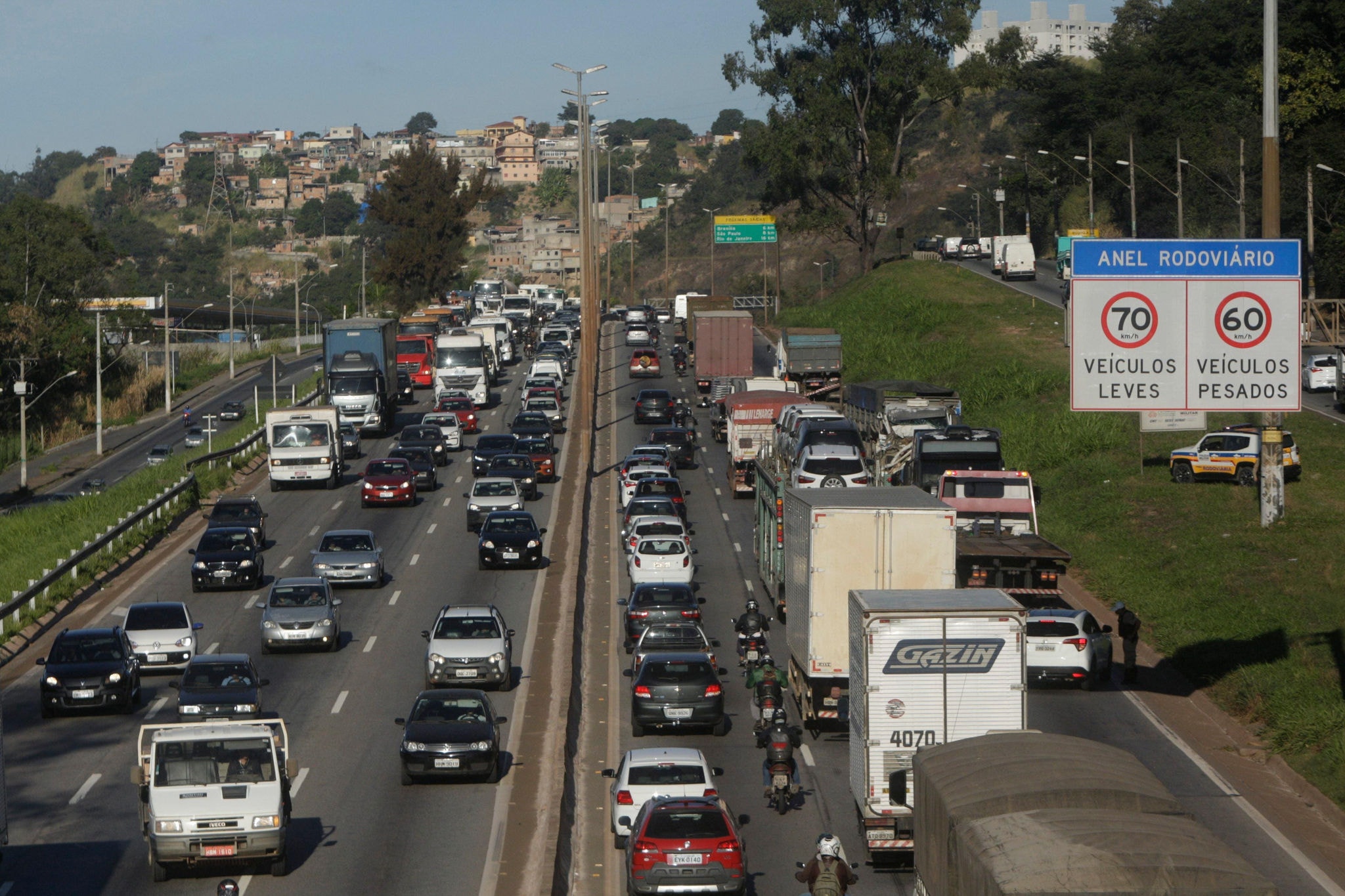 Cidades - Duas carretas bateram no Anel Rodoviario , na altura do bairro Engenho Nogueira , na regiao da Pampulha , em Belo Horizonte MG  Grande congestionamento nos dois sentido das pistas