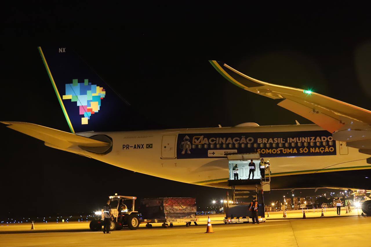 Primeiras doses da Coronavac destinadas a Minas chegam ao Aeroporto de Confins