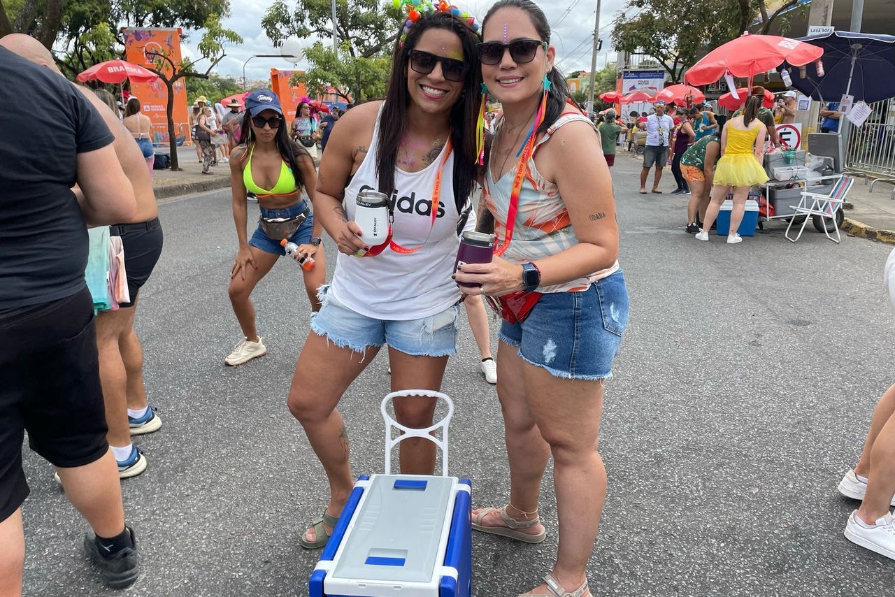 As namoradas Clara e Renata também levam o cooler pelo bloco, além de usar copos térmicos