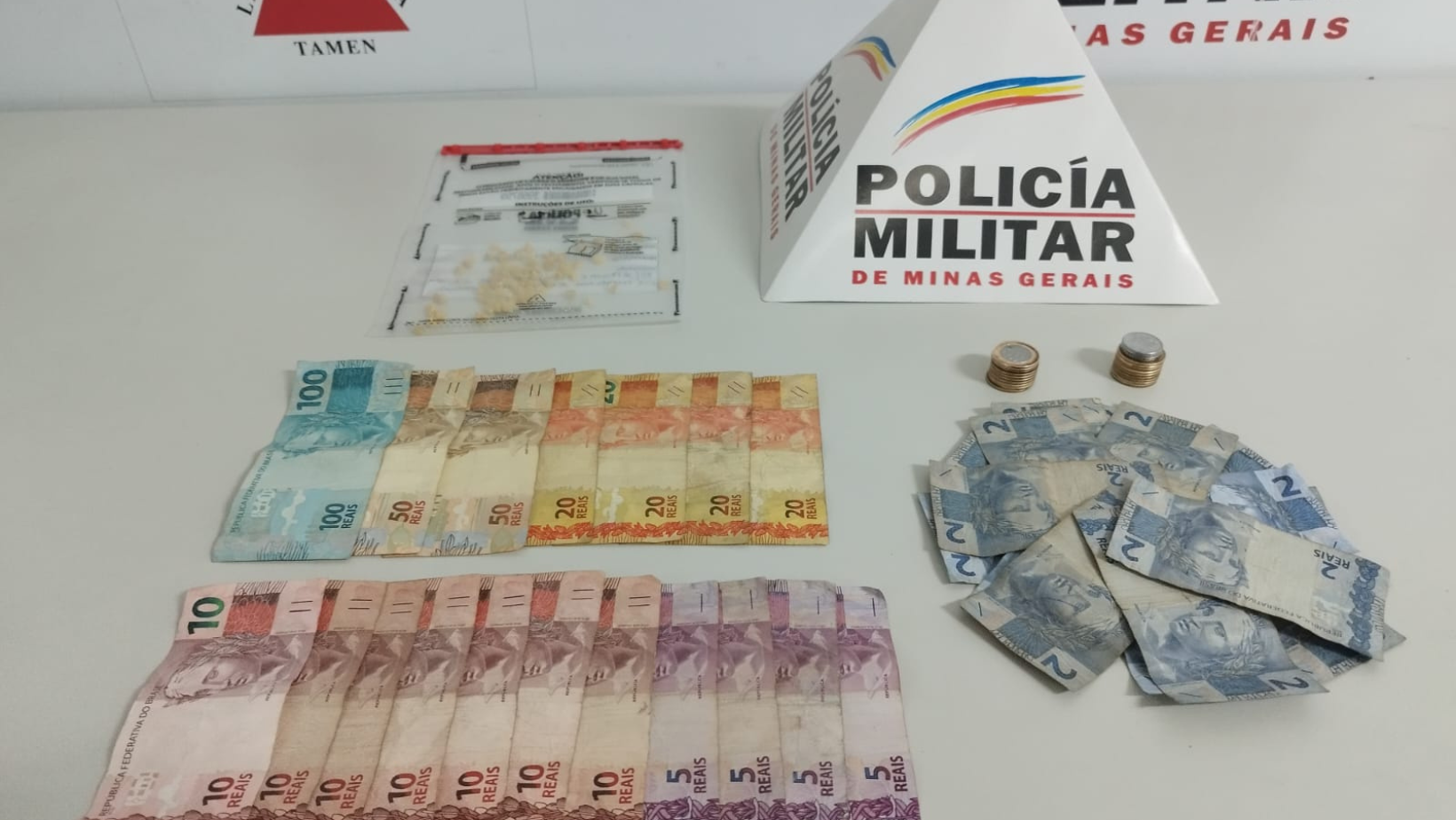 Com o idoso, foram apreendidas 75 pedras de crack e R$ 422 em notas