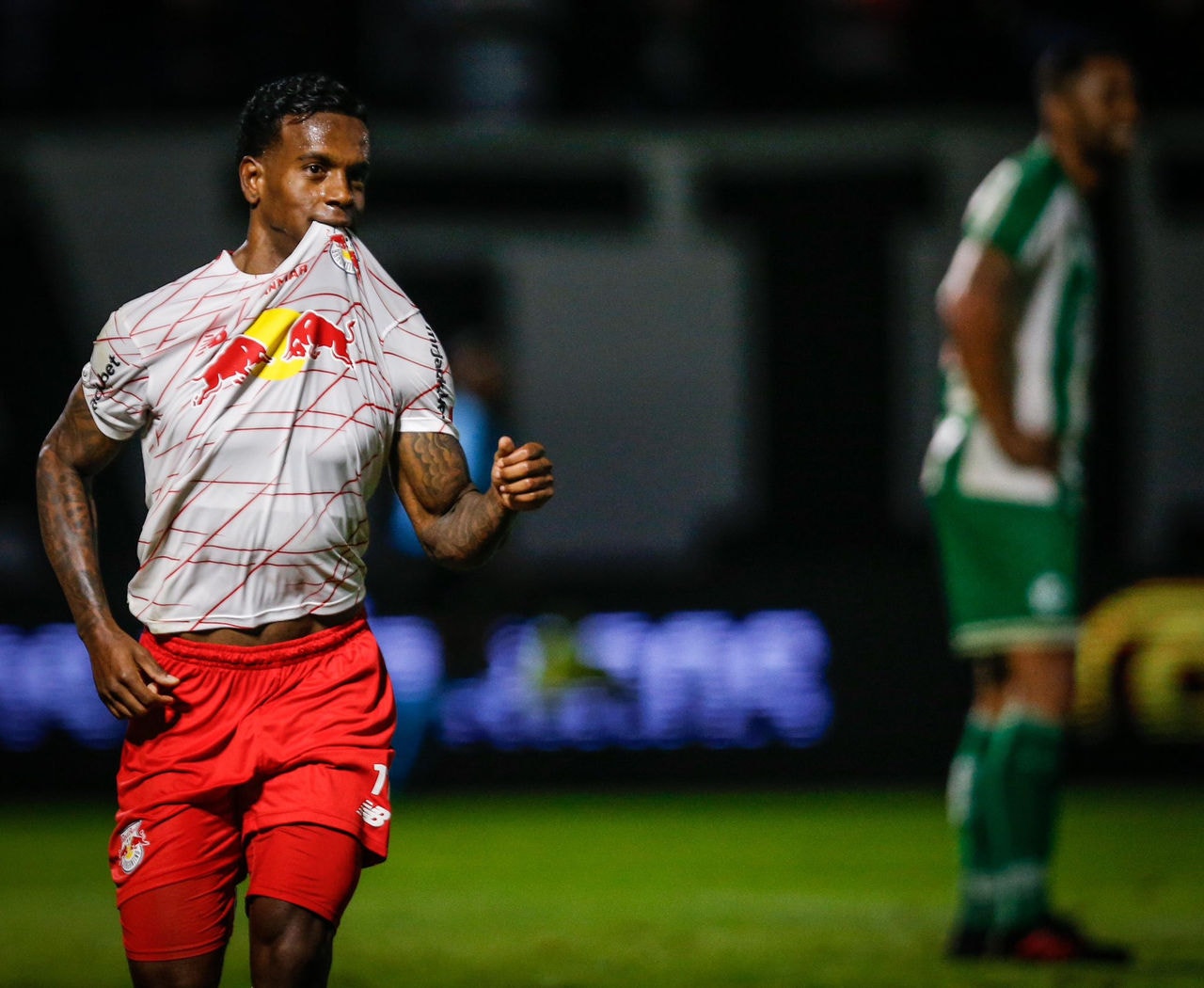 Bragantino garantiu a vitória com dois gols de Helinho