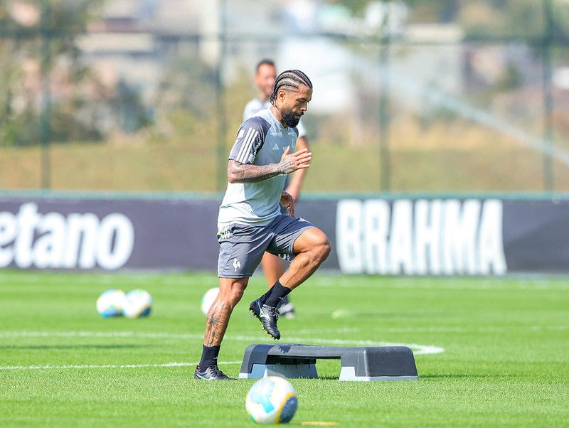 O volante Otávio poderá retornar ao time depois de se recuperar de uma lesão sofrida no dia 14 de maio, pela Libertadores