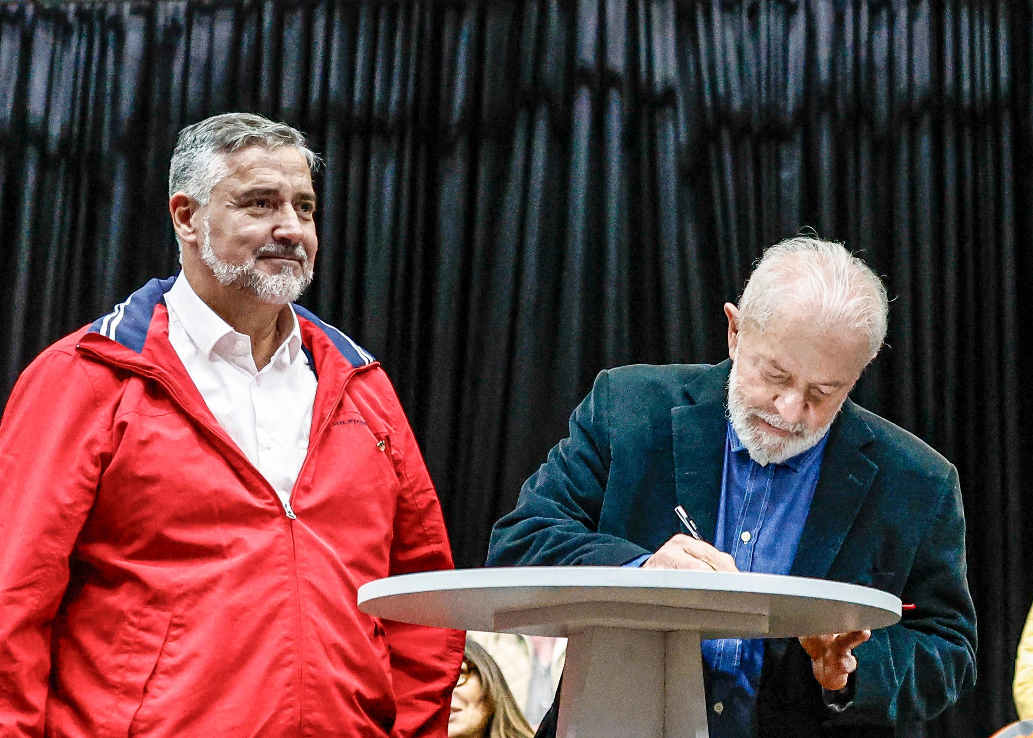 Paulo Pimenta e Lula, durante anúncio de medidas relacionadas ao Rio Grande do Sul. São Leopoldo (RS)