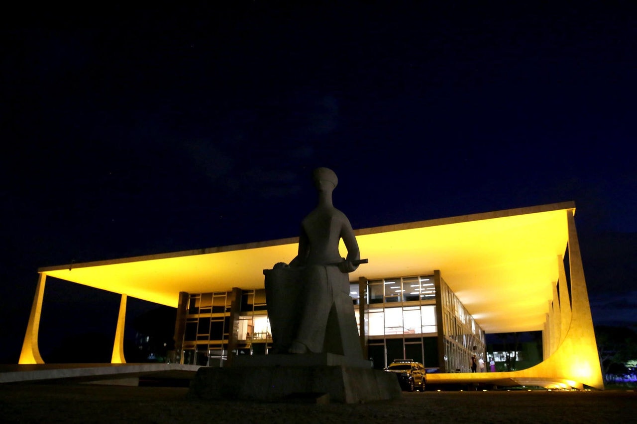 O STF começou a julgar na última segunda-feira (27) a constitucionalidade da emenda (PEC) aprovada em 2021 pelo Congresso Nacional que criou um teto para as despesas com precatórios até 2026