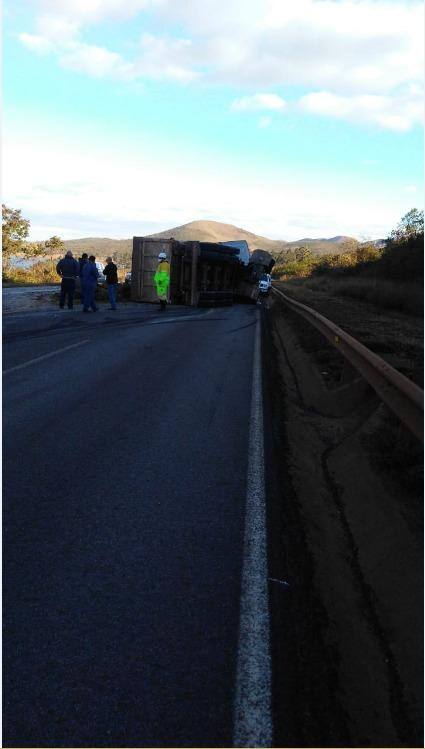 Carreta com terra tombou e trânsito permanece totalmente interditado no sentido Rio de Janeiro