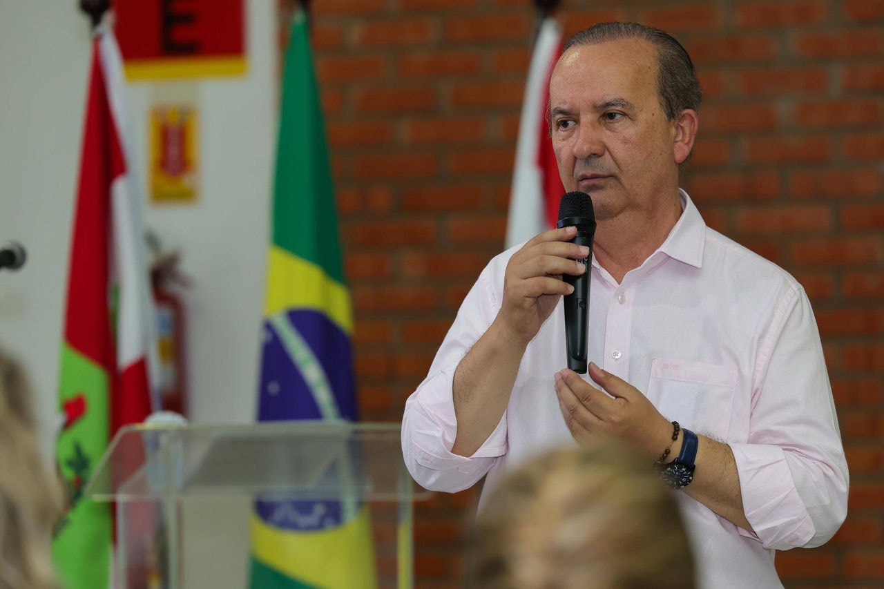 Jorginho Mello afirmou em evento que um dos atrativos de Pomerode é 'a cor da pele das pessoas'