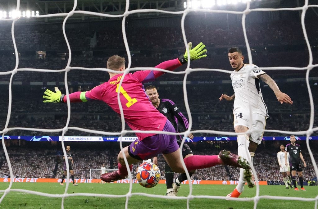 Joselu marcou dois gols na vitória do Real Madrid, um deles com falha de Kahn