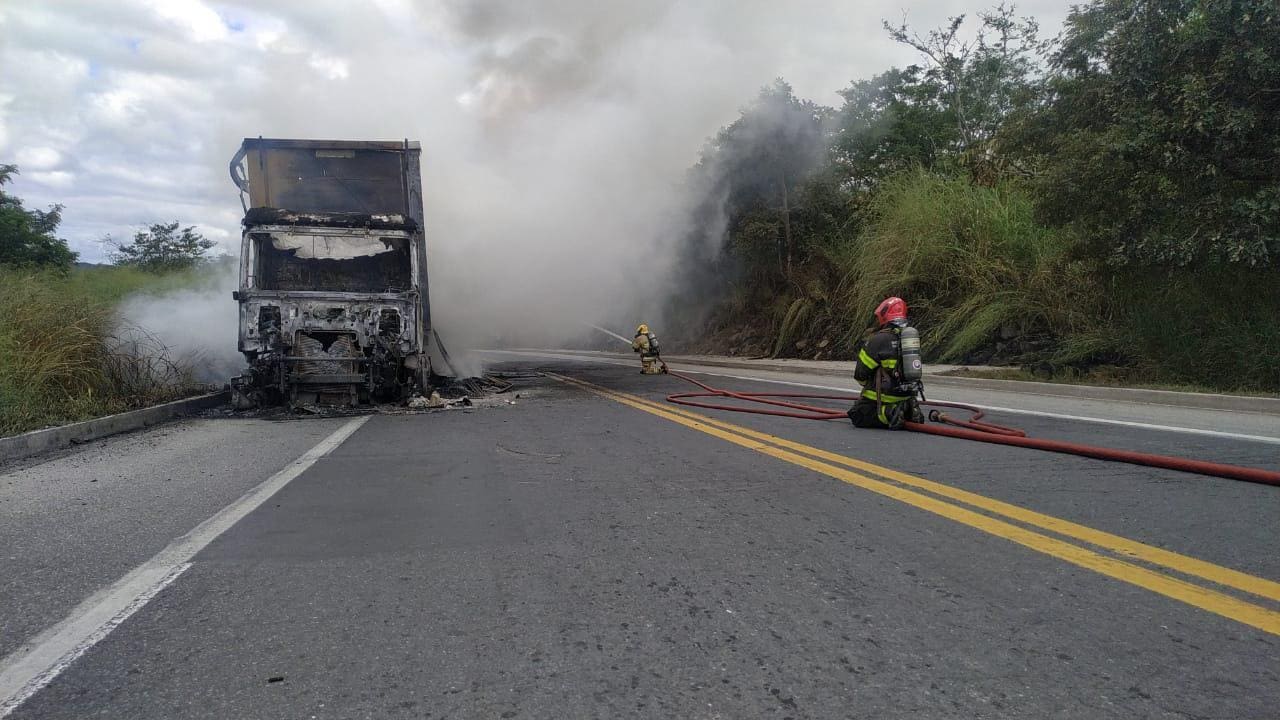 Fogo teria começado no motor, mas rapidamente se espalhou por toda a carga