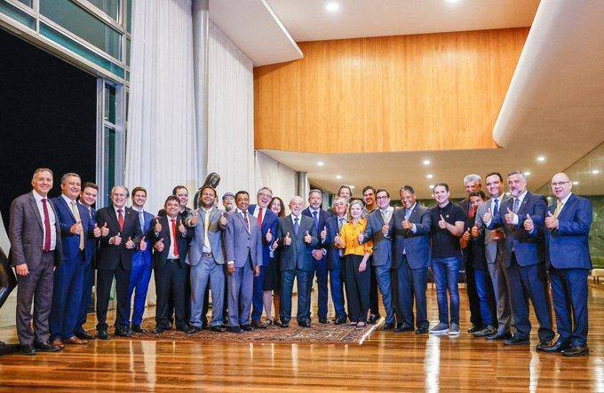 O presidente Lula com Arthur Lira e outros líderes partidários no Palácio da Alvorada