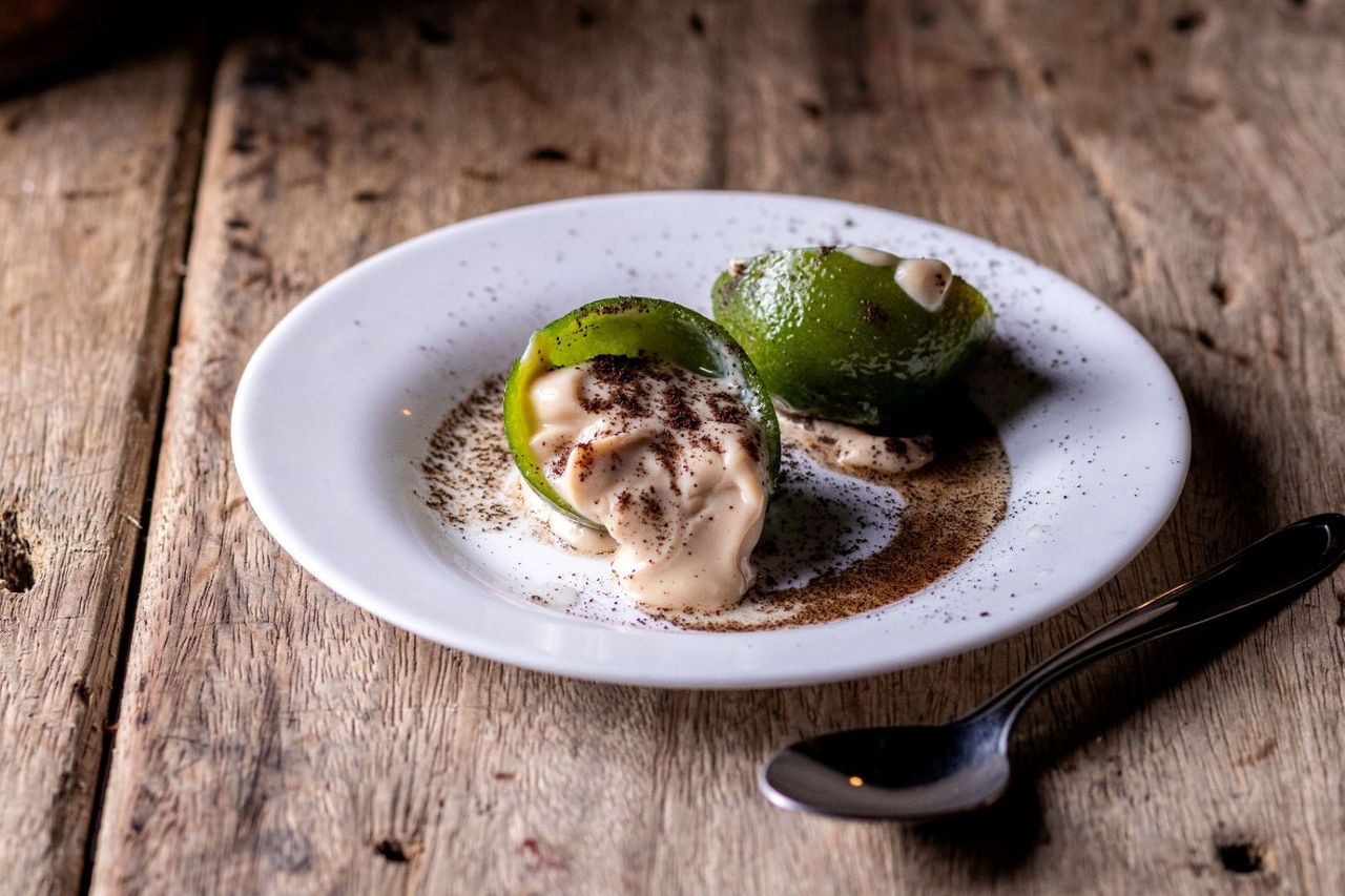 Brazuca, o doce de casquinha de limão recheada com doce de leite do restaurante Xapuri, leva oito dias para ficar pronto