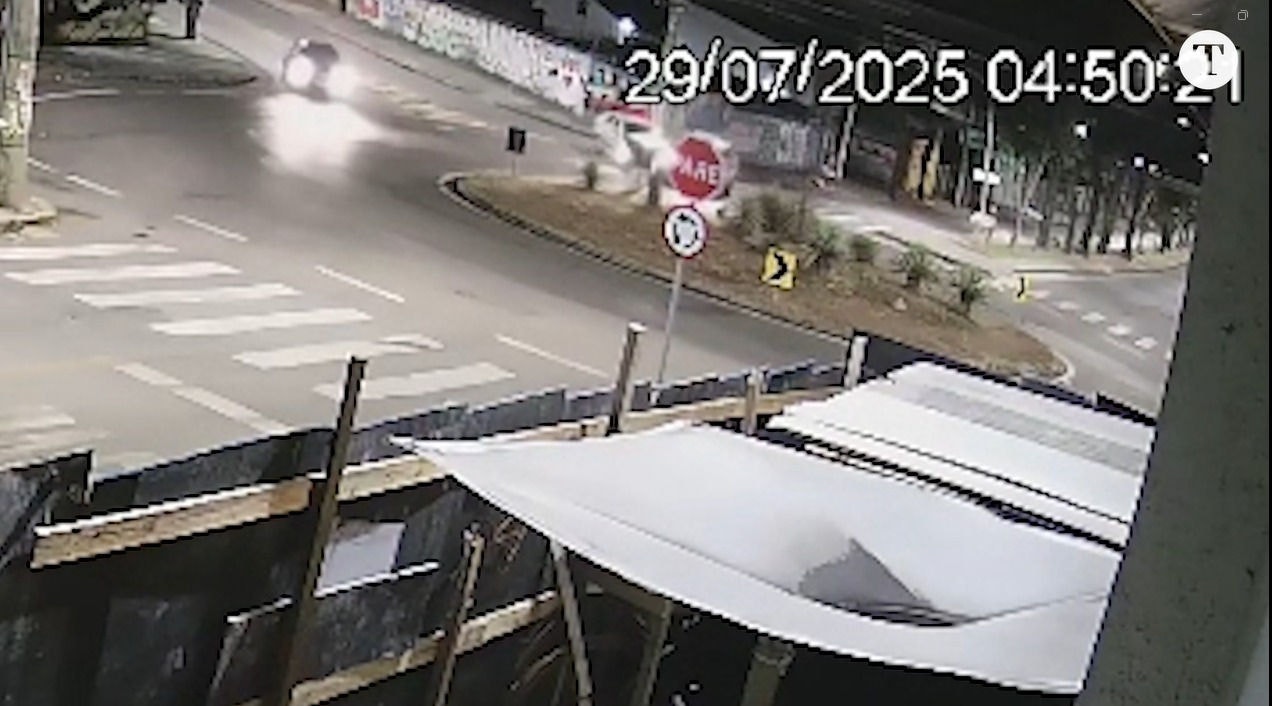 O condutor que provocou a batida fugiu antes da chegada da Polícia Militar (PMMG)