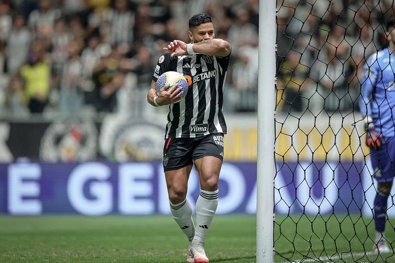 Hulk comemora gol com a camisa do Atlético; atacante tem permanência garantida pelo clube