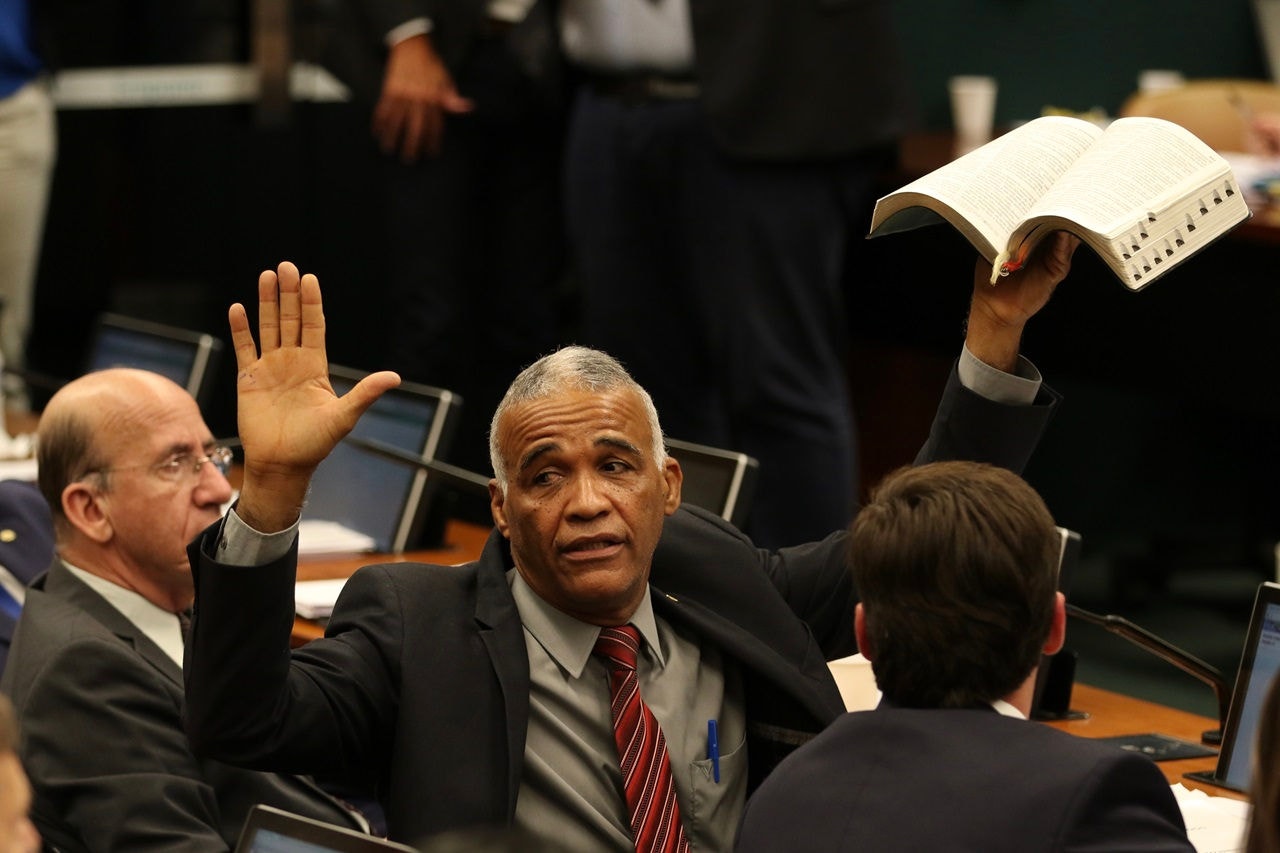 Deputado Pastor Sargento Isidório segura Bíblia durante reunião da CCJ da Câmara dos Deputados destinada a votar o parecer da reforma da Previdência.