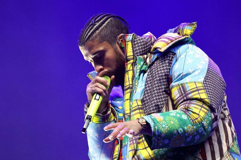 Bad Bunny perguntou aos espectadores se preferiam que ele falasse em inglês ou espanhol, e a resposta foi contundente: em espanhol