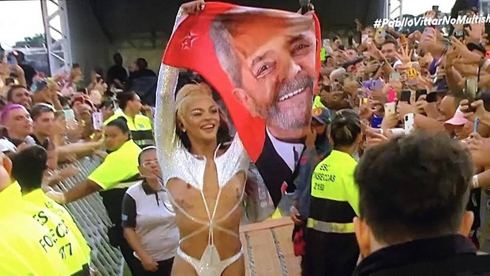 Durante show, a artista Pabllo Vittar exibe uma bandeira com a imagem de Lula da Silva, pré-candidato à Presidência da República