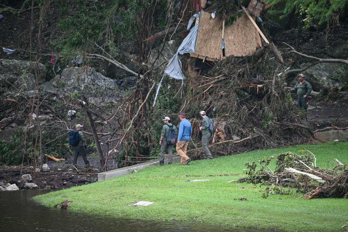 Uma equipe de busca e resgate procura pessoas ao longo do Rio Guadalupe, perto do Acampamento Mystic em Hunt
