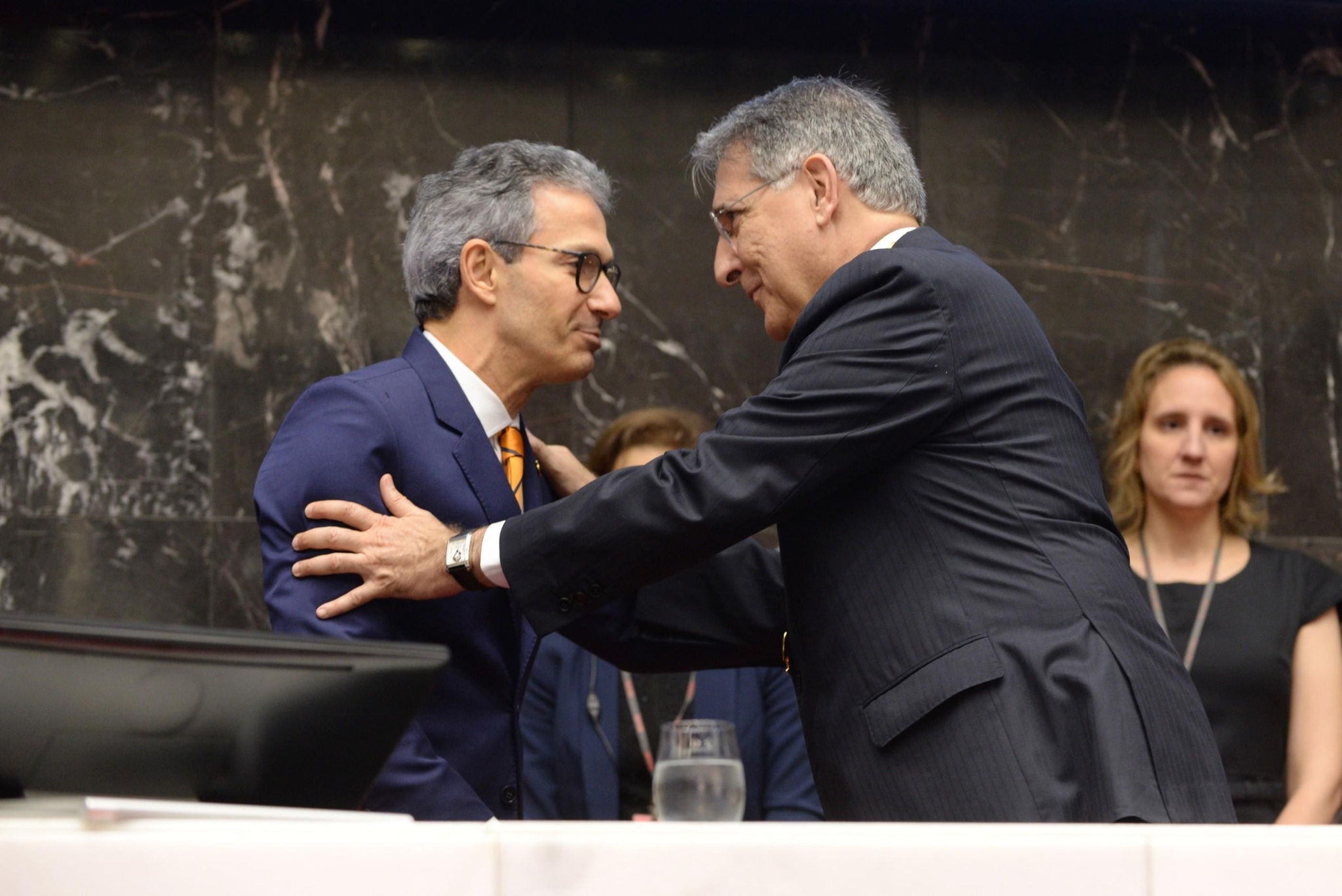 Pimentel vai à Justiça após Zema associar 50 mil cargos a ex-governador
