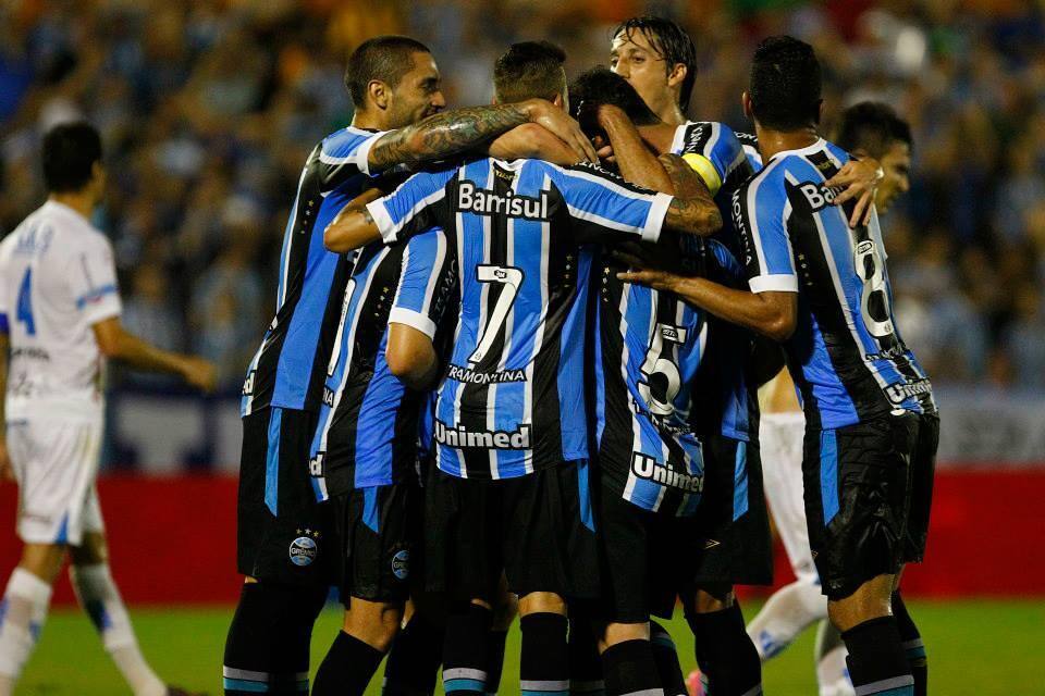 Grêmio venceu e chegou perto do G-4 no dia em que completou 115 anos