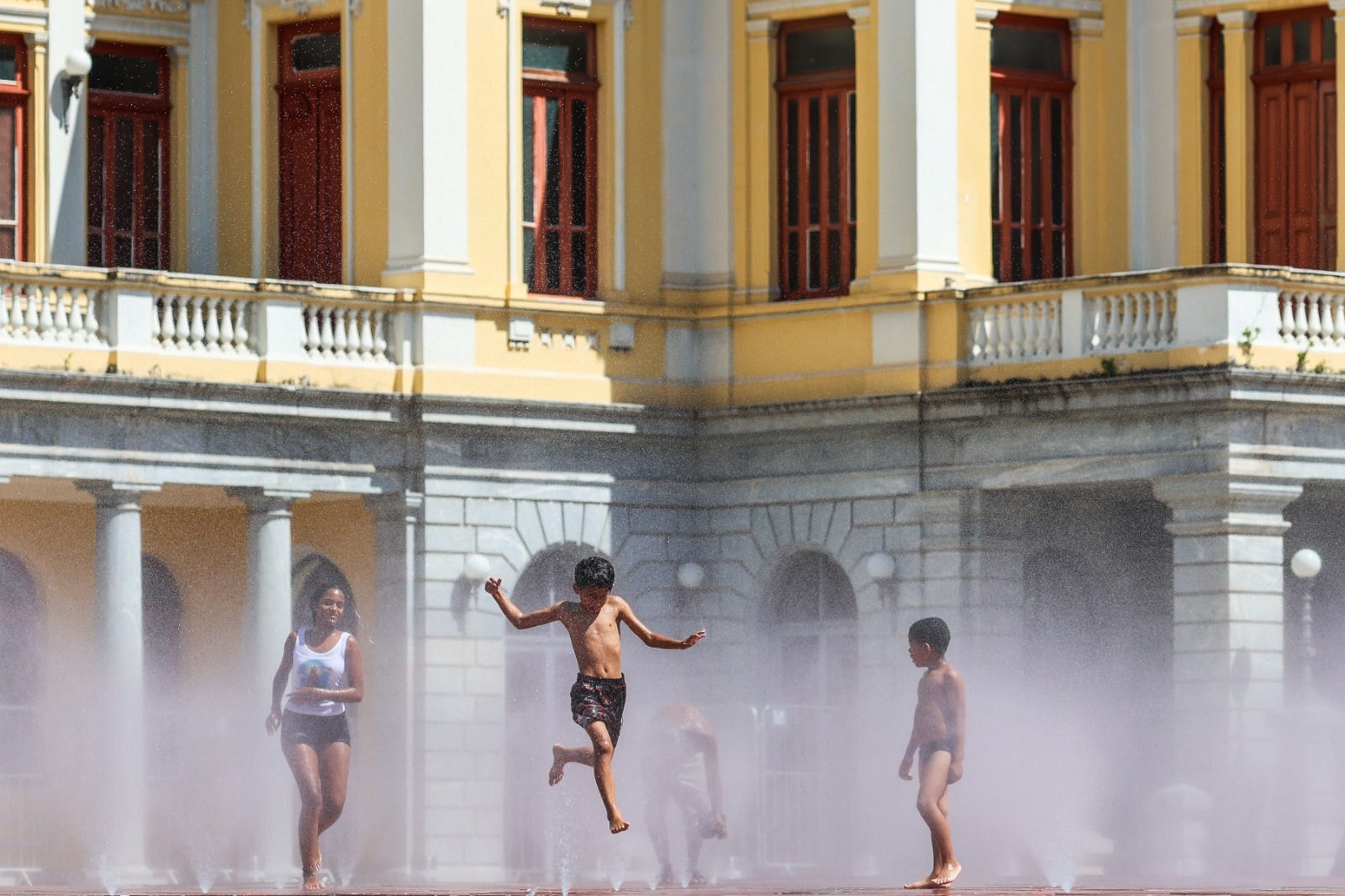 Há anos praça da Estação é ótima opção para se refrescar no Centro de BH