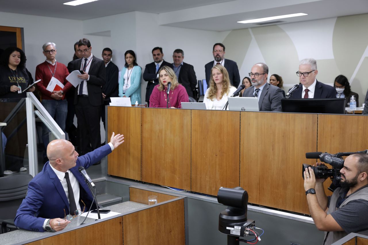 Deputada estadual Beatriz Cerqueira sugeriu fim da audiência depois de a presidente da Codemig, Luísa Barreto, não informar o valor, mas foi rebatida pelo ex-secretário Gustavo Valadares, que classificou a sugestão como “sem sentido”