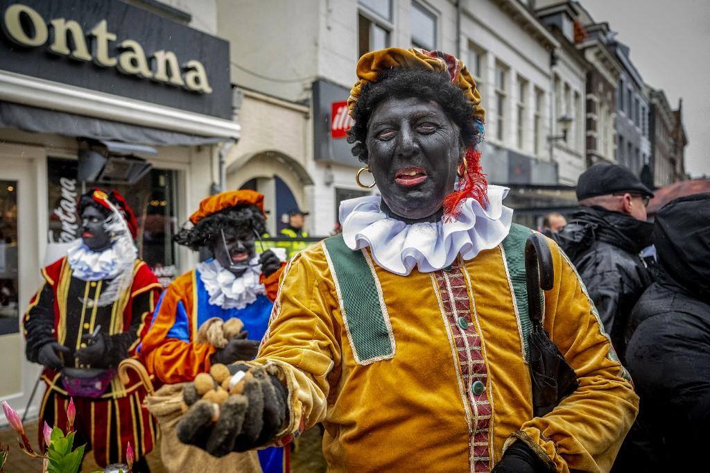 Lider do movimento Europeus Patrióticos contra a Islamização do Ocidente (PEGIDA), Edwin Wagensveld, participa de evento na Holanda em defesa do Zwarte Piet com o rosto pintado de preto