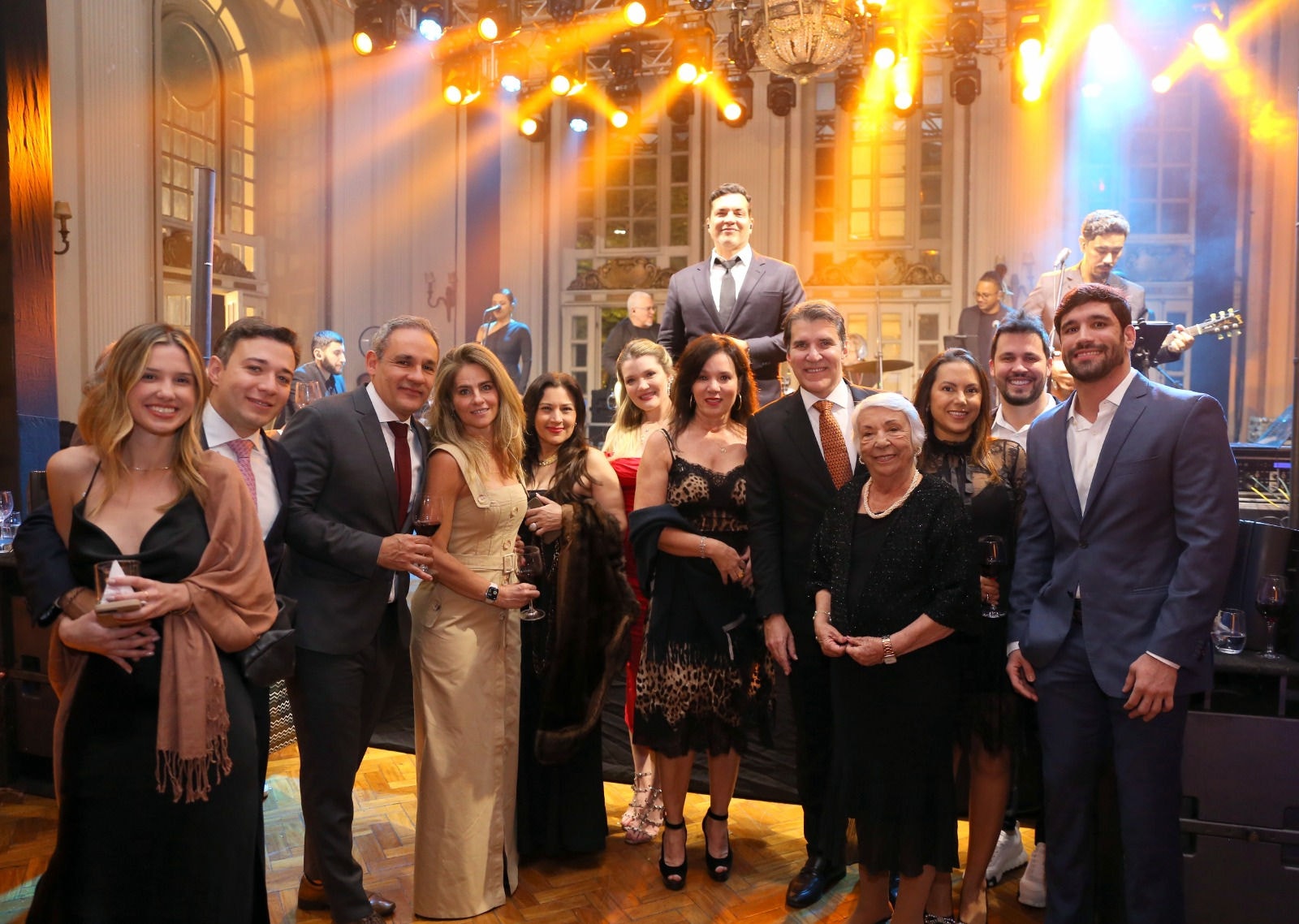 Na homenagem aos 35 anos de carreira de Jarbas Soares Júnior no Ministério Público,  foto da família do homenageado no Automóvel Clube de Minas Gerais, com Bruna Venturim, João Rafael Soares , Eduardo Nepomuceno, Fernanda Fróes, Fernanda Nepomuceno, Clarissa Nepomuceno Soares, Cristiana Nepomuceno, o homenageado pelos 35 anos de Ministério Público, Jarbas Soares Júnior; Talliny, Maurício Peres e Jardel Oliveira.