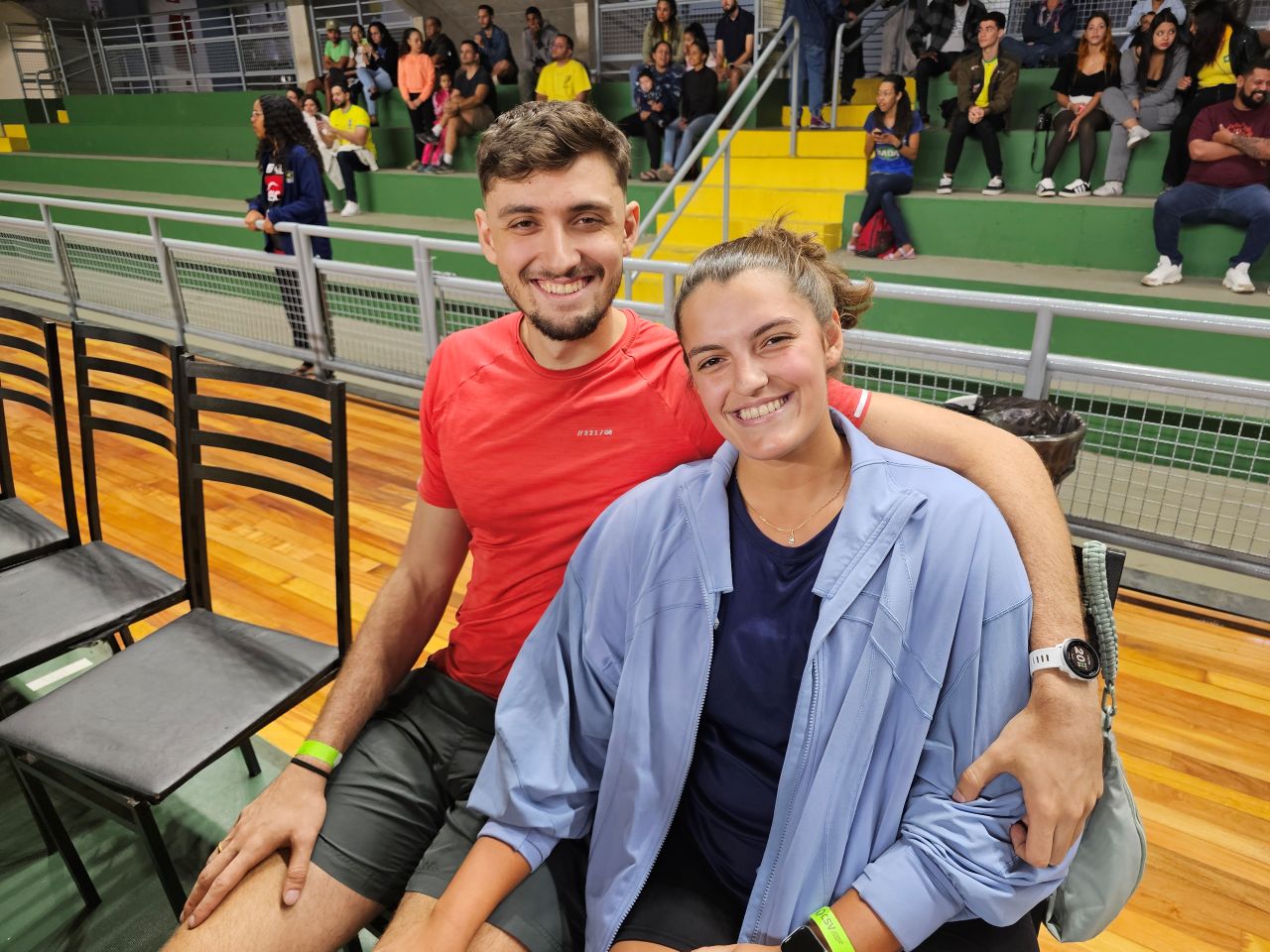 Ponteiro Arthur Bento, da seleção brasileira masculina, foi a Betim visitar a namorada e prestigiar Copa América de Vôlei Feminino