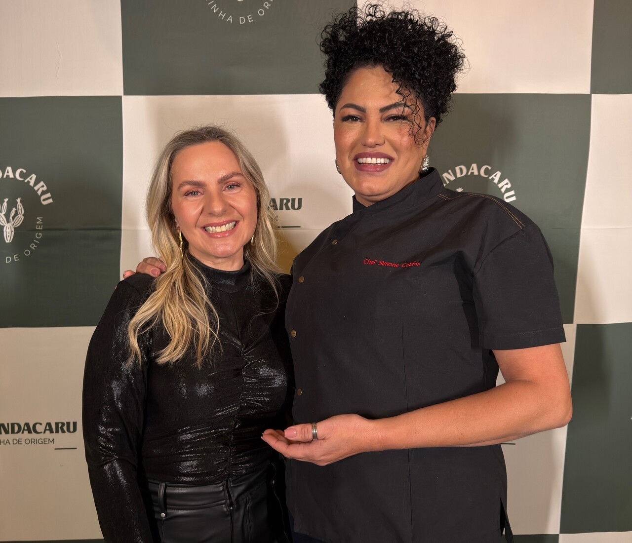 Na inauguração do restaurante Mandacaru, no Mercado de Origem, a assessora de comunicação Karina Vianello, a chef e proprietária Simone Caldas
