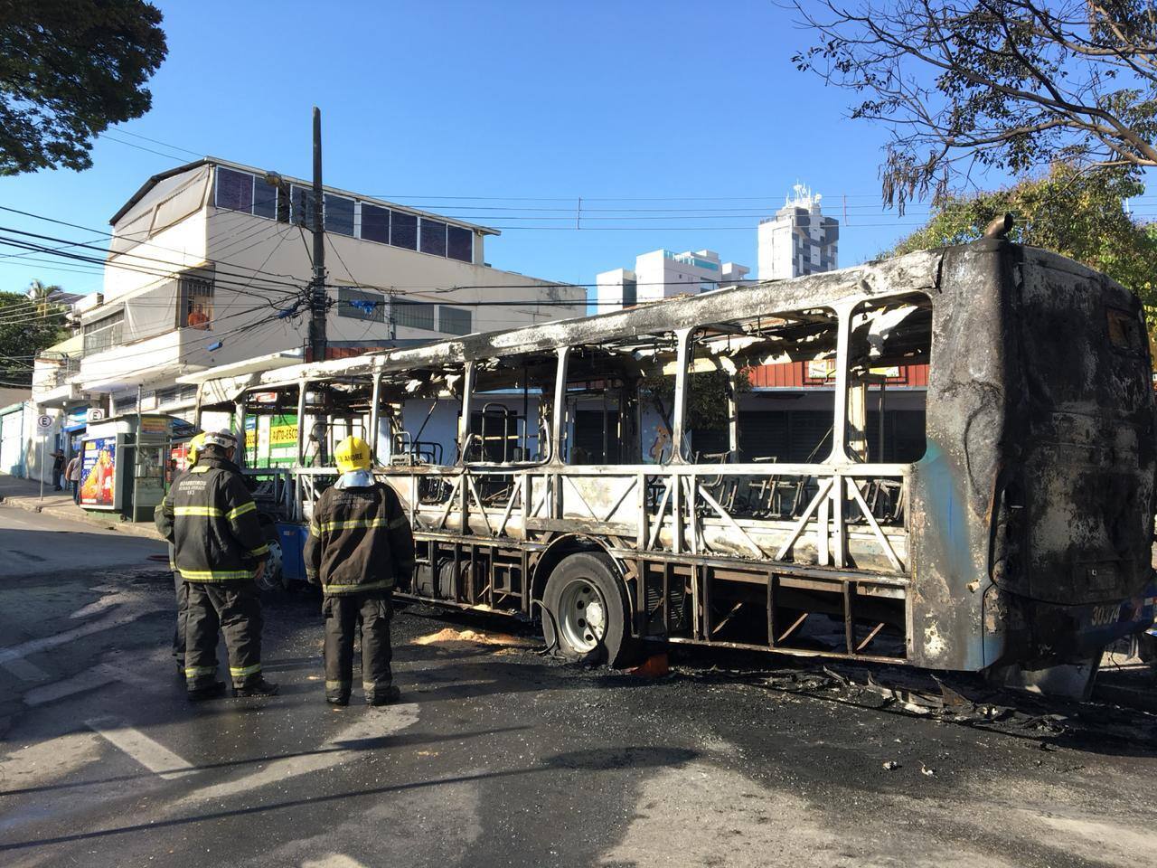 Ônibus pega fogo no Jardim América, em Belo Horizonte