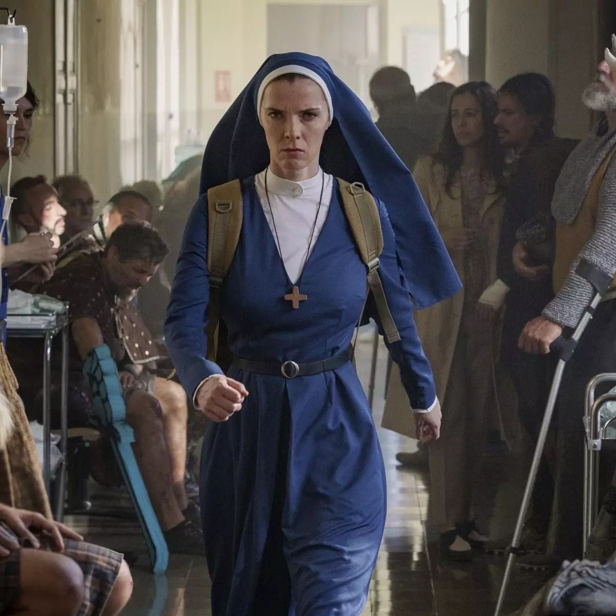 Betty Gilpin como irmã Simone em cena de 'Senhora Davis'