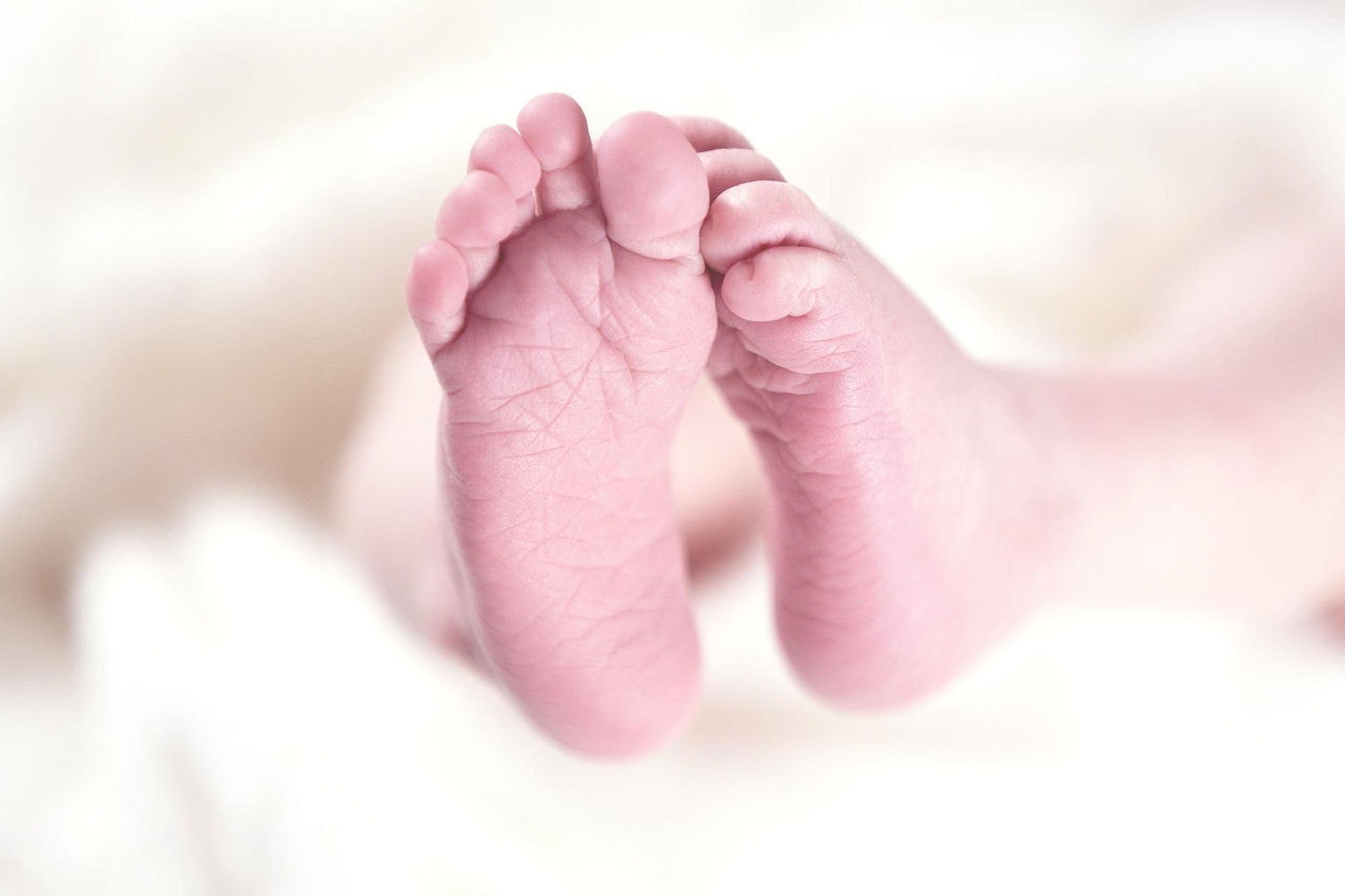 Bebê foi jogado da cama e bateu a cabeça na parede