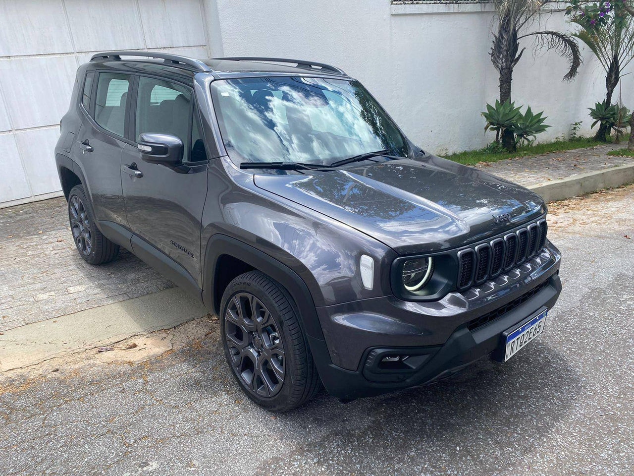 O Renegade foi o primeiro produto a ser fabricado na planta da Jeep em Goiana, próximo a capital Recife