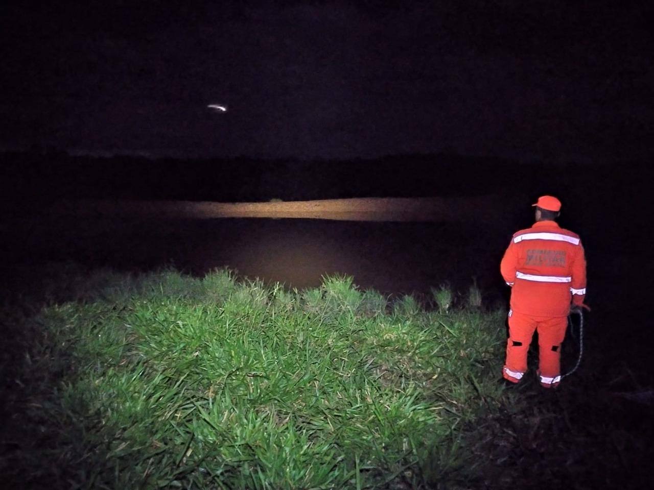 Jovem morre afogado após cair de cavalo durante travessia em açude em Minas