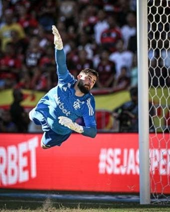 Matheus Cunha reclamou da qualidade do gramado