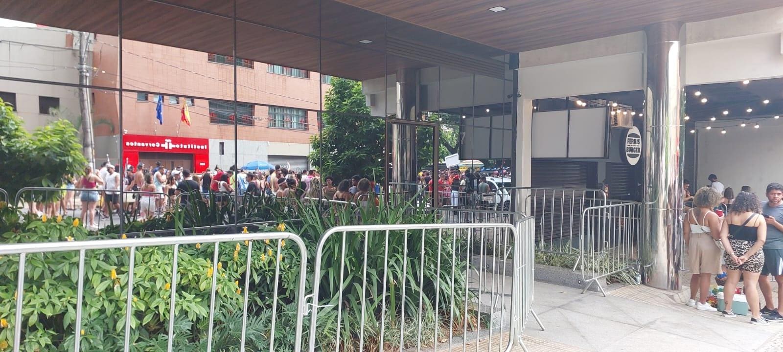 Foliões se incomodaram com grades fechando entradas de prédios e lojas durante passagem do bloco