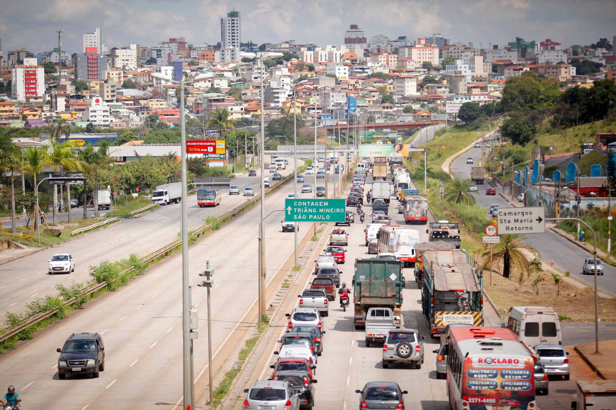Transito intenso na saida para o feriado da Semana Santa, em Belo Horizonte