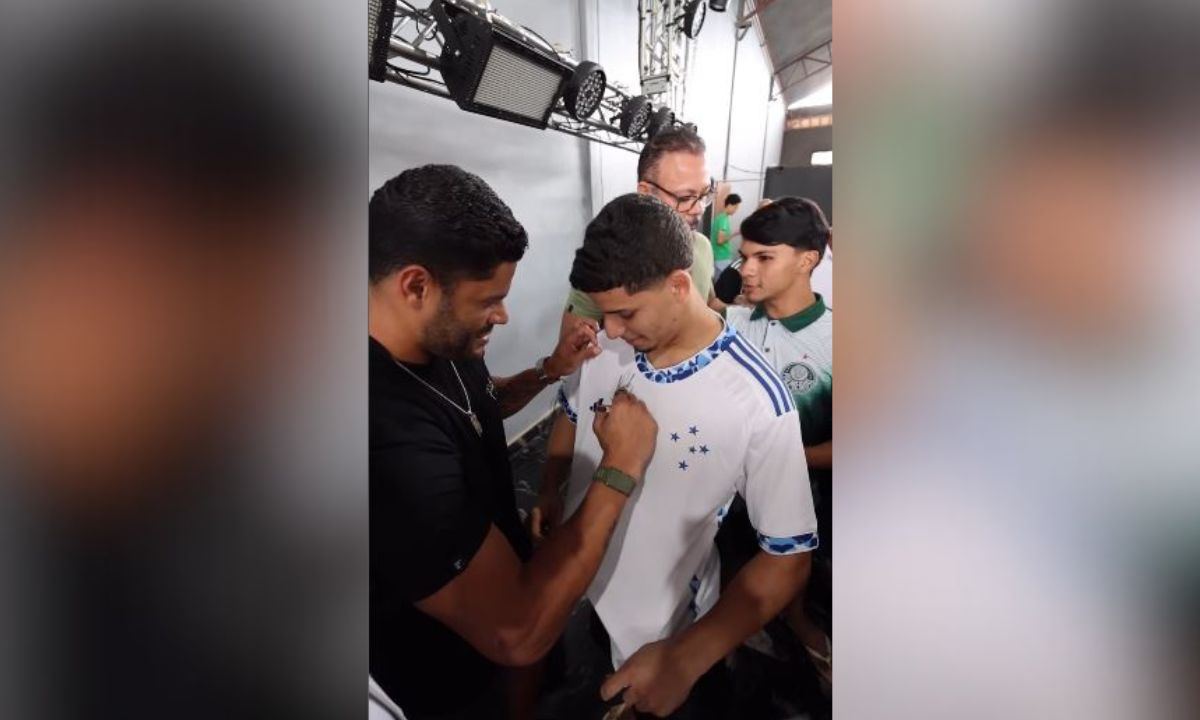 Atacante do Galo foi "tietado" pelo público presente