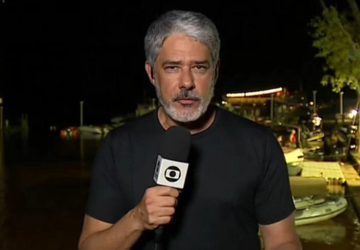  William Bonner está ancorando o Jornal Nacional direto de Porto Alegre, capital gaúcha