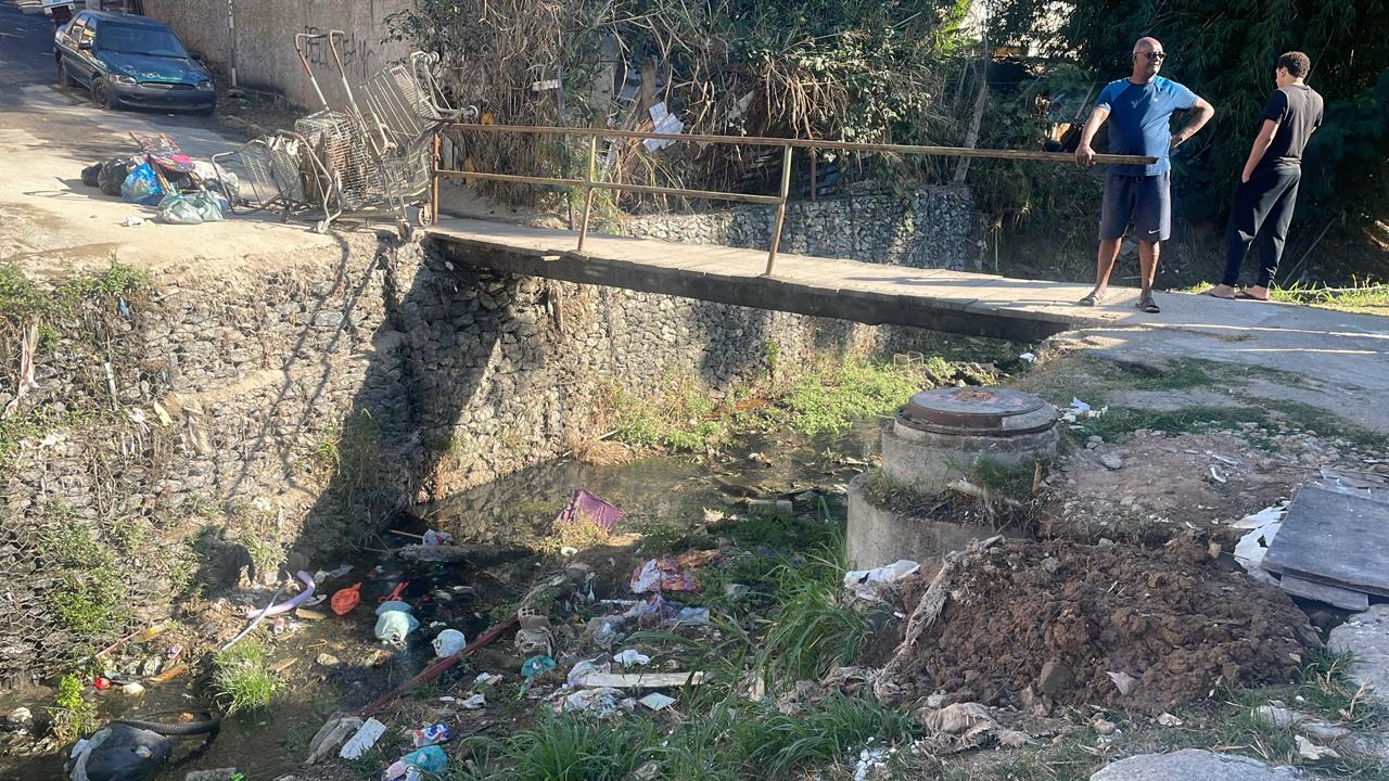  Córrego Quaresmas, que recebe o esgoto dos moradores.