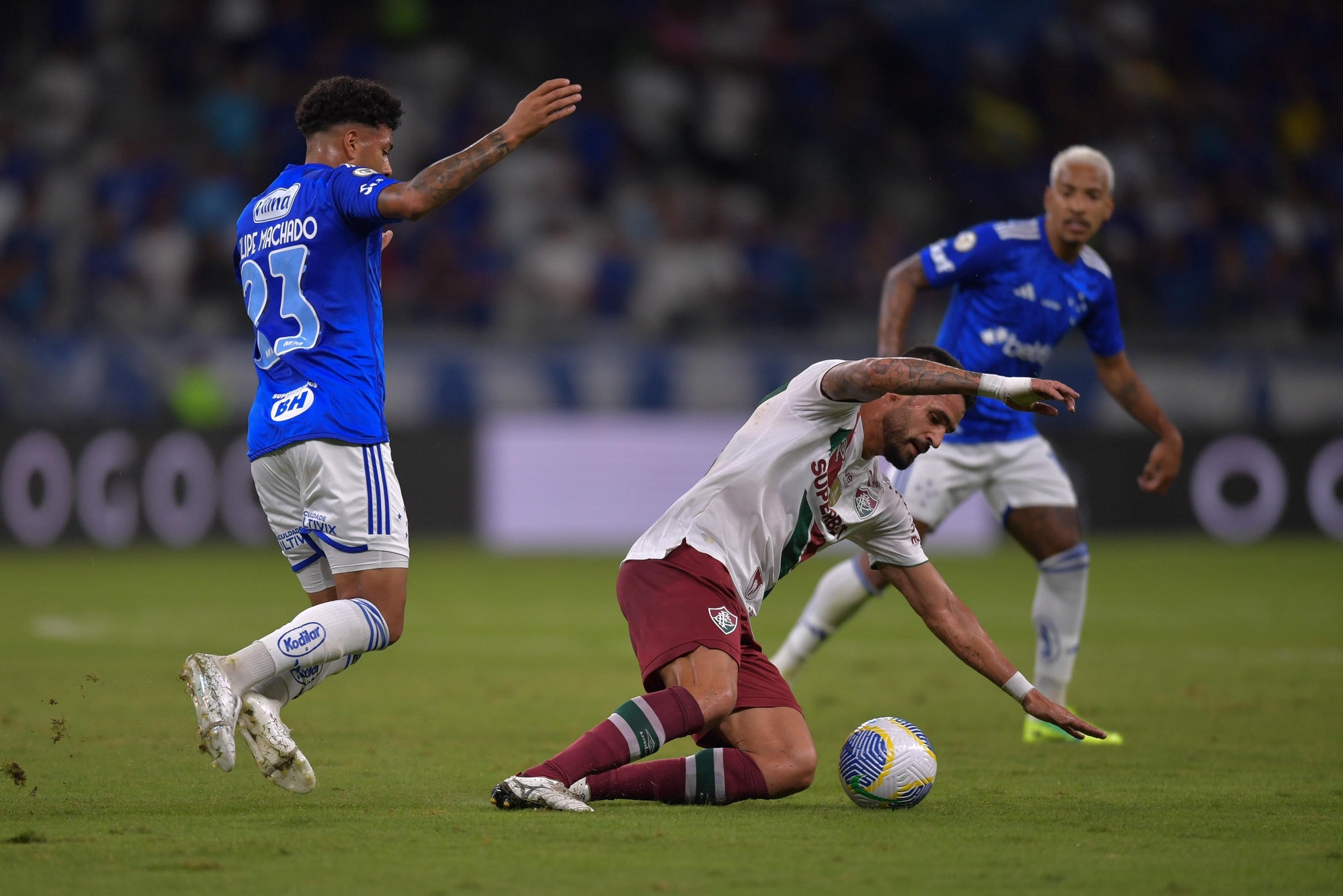 Machado em disputa de bola com o tricolor Renato Augusto