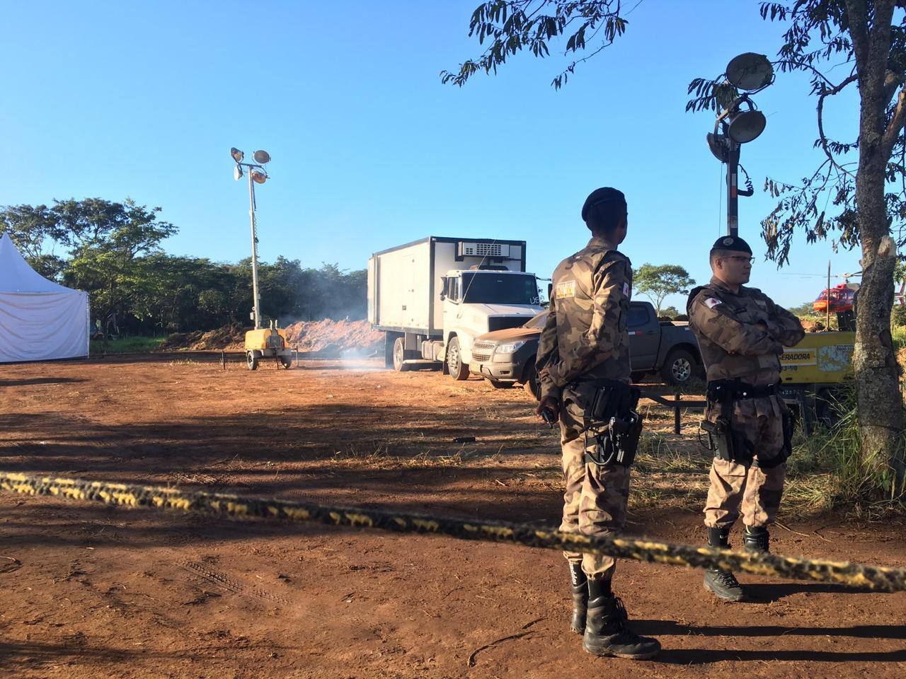 Caminhão frigorífico com capacidade para transportar até 27 corpos foi levado ao local nesta quarta