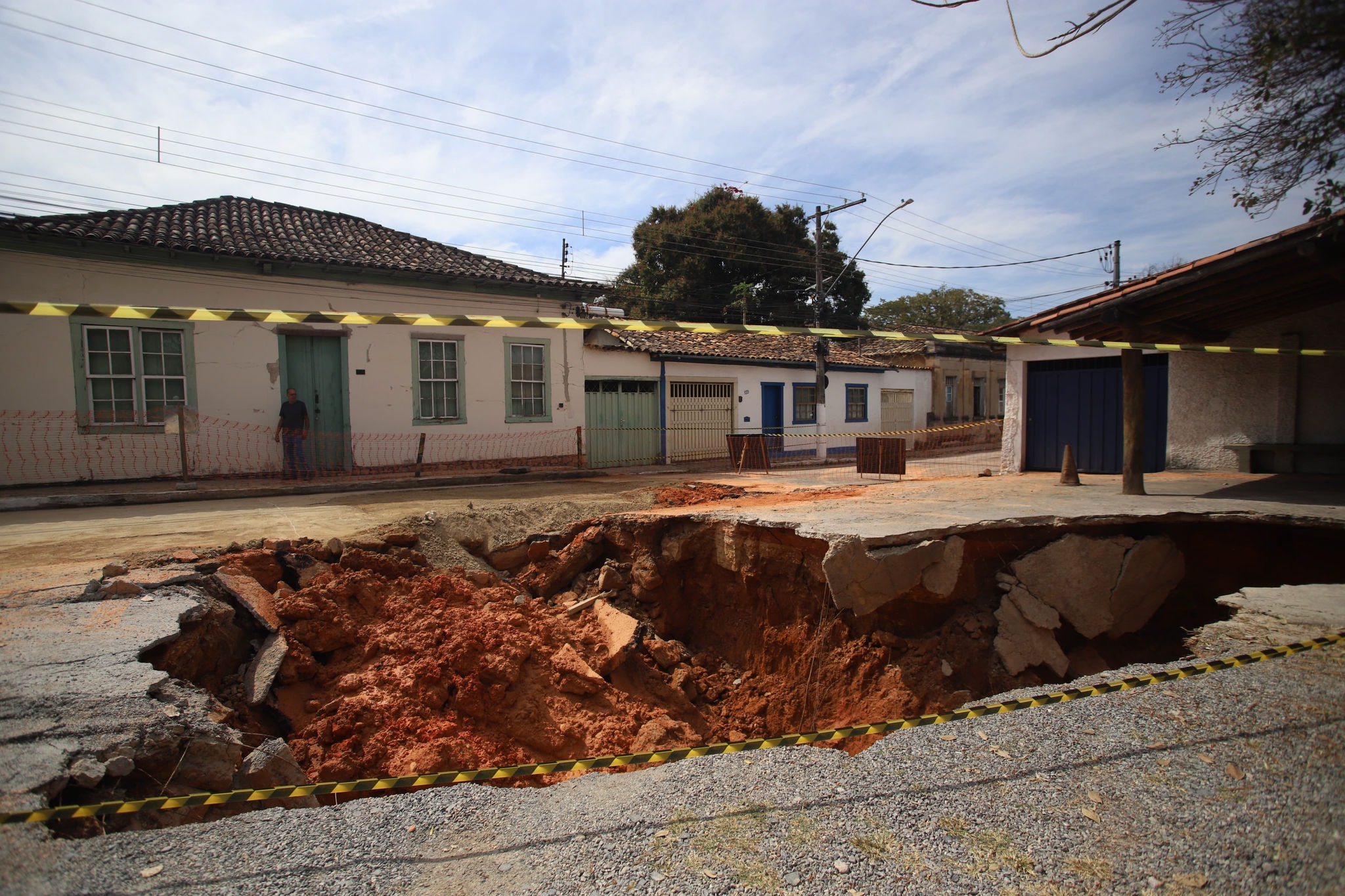 Adutora se rompeu na rua Bonfim, no centro histórico de Santa Luzia
