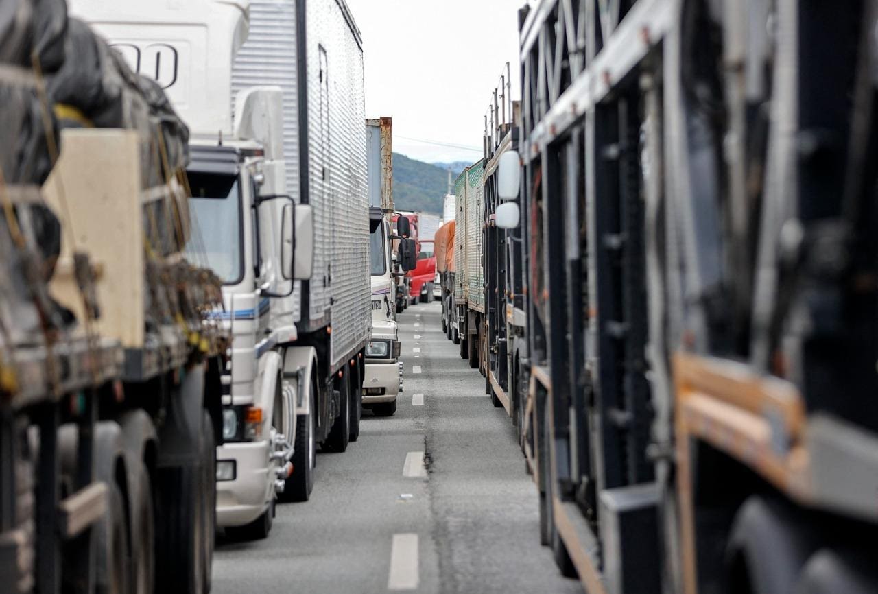 Mudanças na Lei dos Caminhoneiros estabeleceu que os trabalhadores deverão fazer, obrigatoriamente, 11 horas ininterruptas de descanso - com caminhão parado