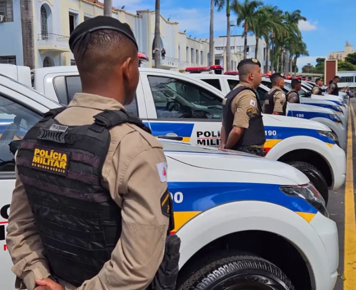Imagem ilustrativa de viaturas e policiais militares