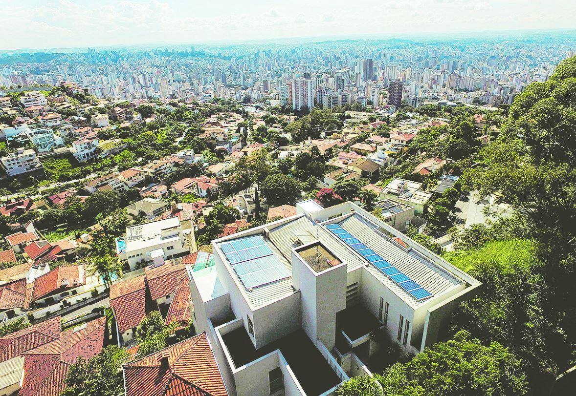 Na cidade. Painéis de energia solar cobrem residência no bairro Mangabeiras, em Belo Horizonte; investimento se paga em 3,64 anos